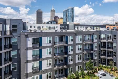 Explore Cozysuites Indy From An Urban Oasis In Market East Indianapolis Exterior photo